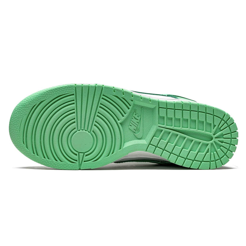 Nike Dunk Low 'Green Glow' (W)