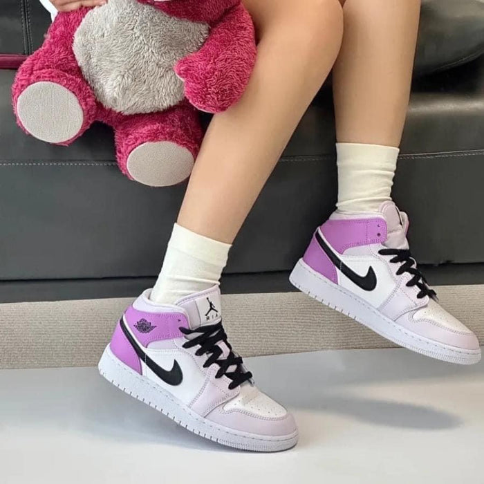 Jordan 1 Mid 'Uva Pálido'